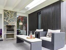 Magnificent Holiday Home on Lake Veere