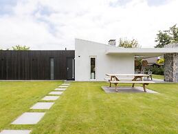 Magnificent Holiday Home on Lake Veere
