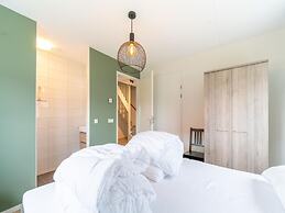 Cozy Retreat With Parking and Charging