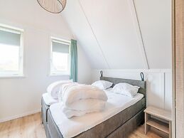 Cozy Retreat With Parking and Charging