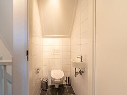 Cozy Retreat With Parking and Charging