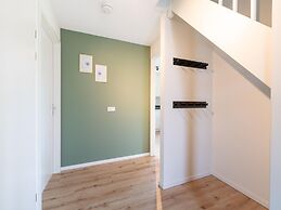 Cozy Retreat With Parking and Charging