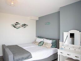 Stylish Apartment With sea View