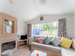 Relaxing Holiday Chalet by the Water in Grou