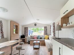 Relaxing Holiday Chalet by the Water in Grou