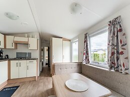 Relaxing Holiday Chalet by the Water in Grou