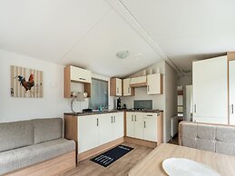 Relaxing Holiday Chalet by the Water in Grou