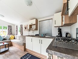 Relaxing Holiday Chalet by the Water in Grou