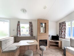 Relaxing Holiday Chalet by the Water in Grou