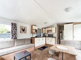 Relaxing Holiday Chalet by the Water in Grou