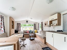 Relaxing Holiday Chalet by the Water in Grou