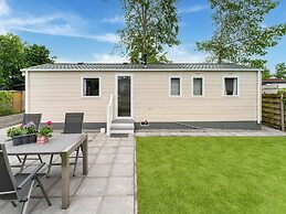 Relaxing Holiday Chalet by the Water in Grou
