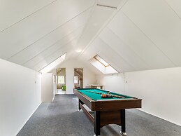 Farmhouse in the Achterhoek With hot tub and Beach Volleyball