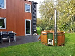 Lakeside Luxury; Sauna & Hot Tub