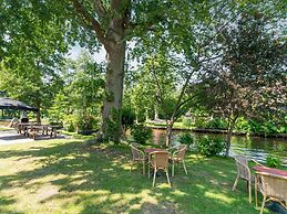 Holiday Home in the Centre of Giethoorn With Waterfront Garden