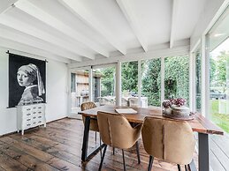 Fantastic Chalet Near Open Waterways, hot tub