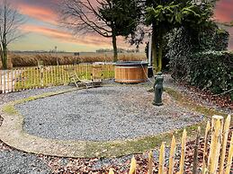 Fantastic Chalet Near Open Waterways, hot tub