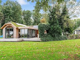 Fantastic Chalet Near Open Waterways, hot tub