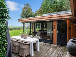 Fantastic Chalet Near Open Waterways, hot tub