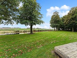 Fantastic Chalet Near Open Waterways, hot tub