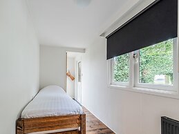 Fantastic Chalet Near Open Waterways, hot tub