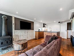 Fantastic Chalet Near Open Waterways, hot tub