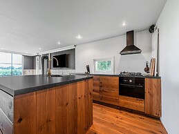 Fantastic Chalet Near Open Waterways, hot tub