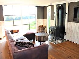 Fantastic Chalet Near Open Waterways, hot tub
