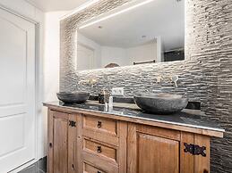 Fantastic Chalet Near Open Waterways, hot tub
