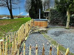 Fantastic Chalet Near Open Waterways, hot tub