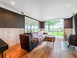 Fantastic Chalet Near Open Waterways, hot tub