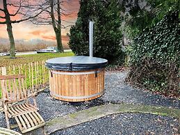 Fantastic Chalet Near Open Waterways, hot tub
