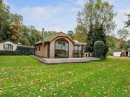 Fantastic Chalet Near Open Waterways, hot tub