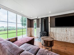 Fantastic Chalet Near Open Waterways, hot tub