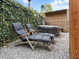 Fantastic Chalet Near Open Waterways, hot tub