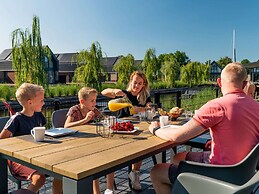 Watervilla Fiif in Friesland With two Rooms