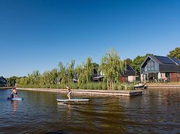 Watervilla Fiif in Friesland With two Rooms