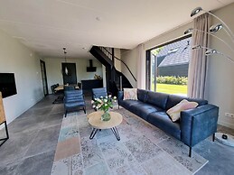 Watervilla Fiif in Friesland With two Rooms