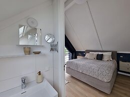 Watervilla Fiif in Friesland With two Rooms