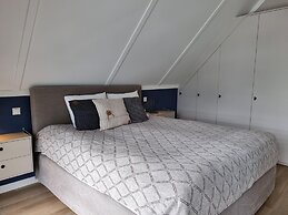 Watervilla Fiif in Friesland With two Rooms