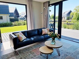 Watervilla Fiif in Friesland With two Rooms