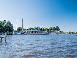 Watervilla Fiif in Friesland With two Rooms