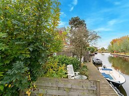 Waterside Escape With Private Jetty
