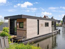 Brand new Boathouse on the Water in Stavoren