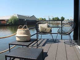 Brand new Boathouse on the Water in Stavoren