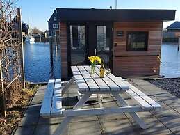 Brand new Boathouse on the Water in Stavoren