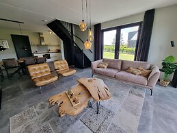 Luxurious Detached Water Villa With Jetty