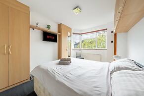 5- bed gem in Barnet, Short let Luxury Awaits