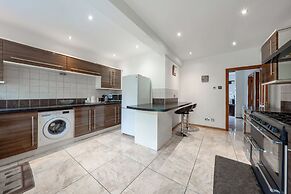 5- bed gem in Barnet, Short let Luxury Awaits