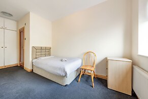 5- bed gem in Barnet, Short let Luxury Awaits
